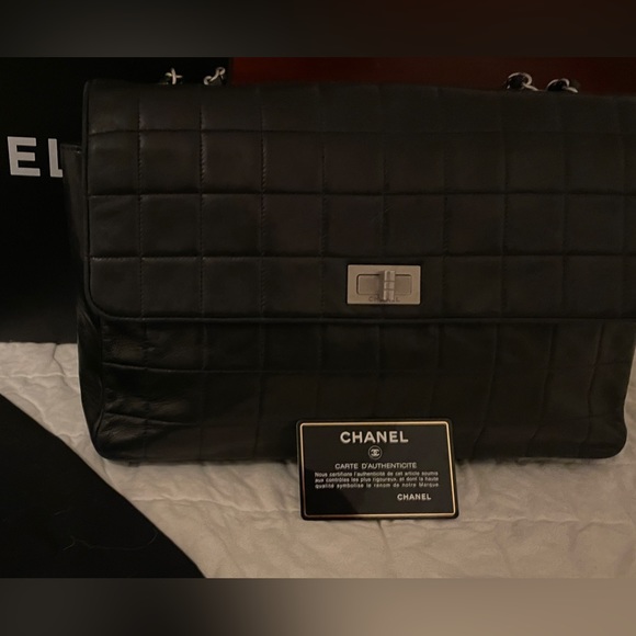 CHANEL HORIZONTAL QUILT MEDIUM BOY BAG - Picture 14 of 16